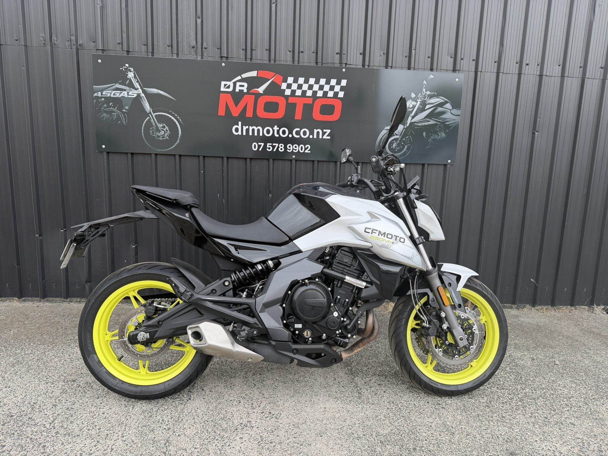 2022 CFMOTO 650NK – White / Fluoro Yellow Wheels LAMS approved