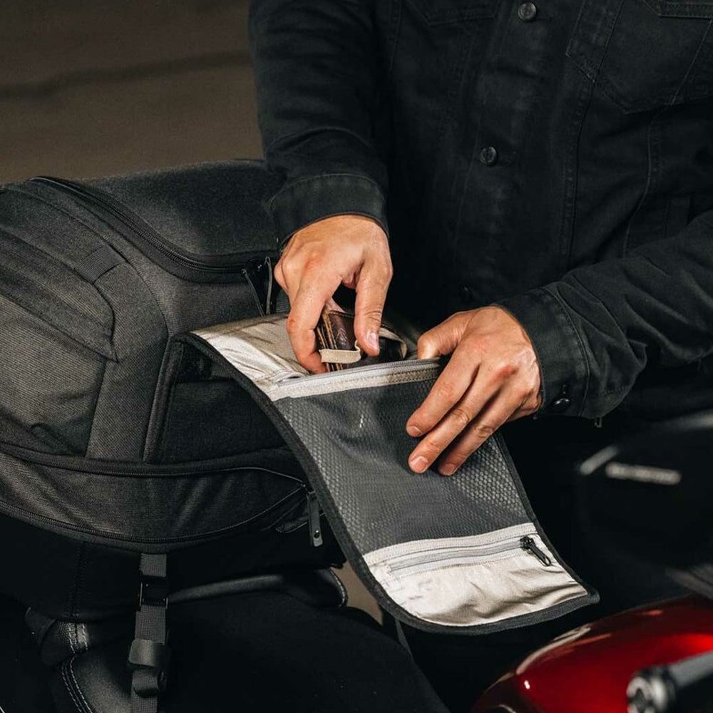 TAILBAG SW MOTECH LEGEND GEAR  LR4 GEAR TAILBAG BLACK 18-25 LITRE FUNCTION SPLASH PROOF