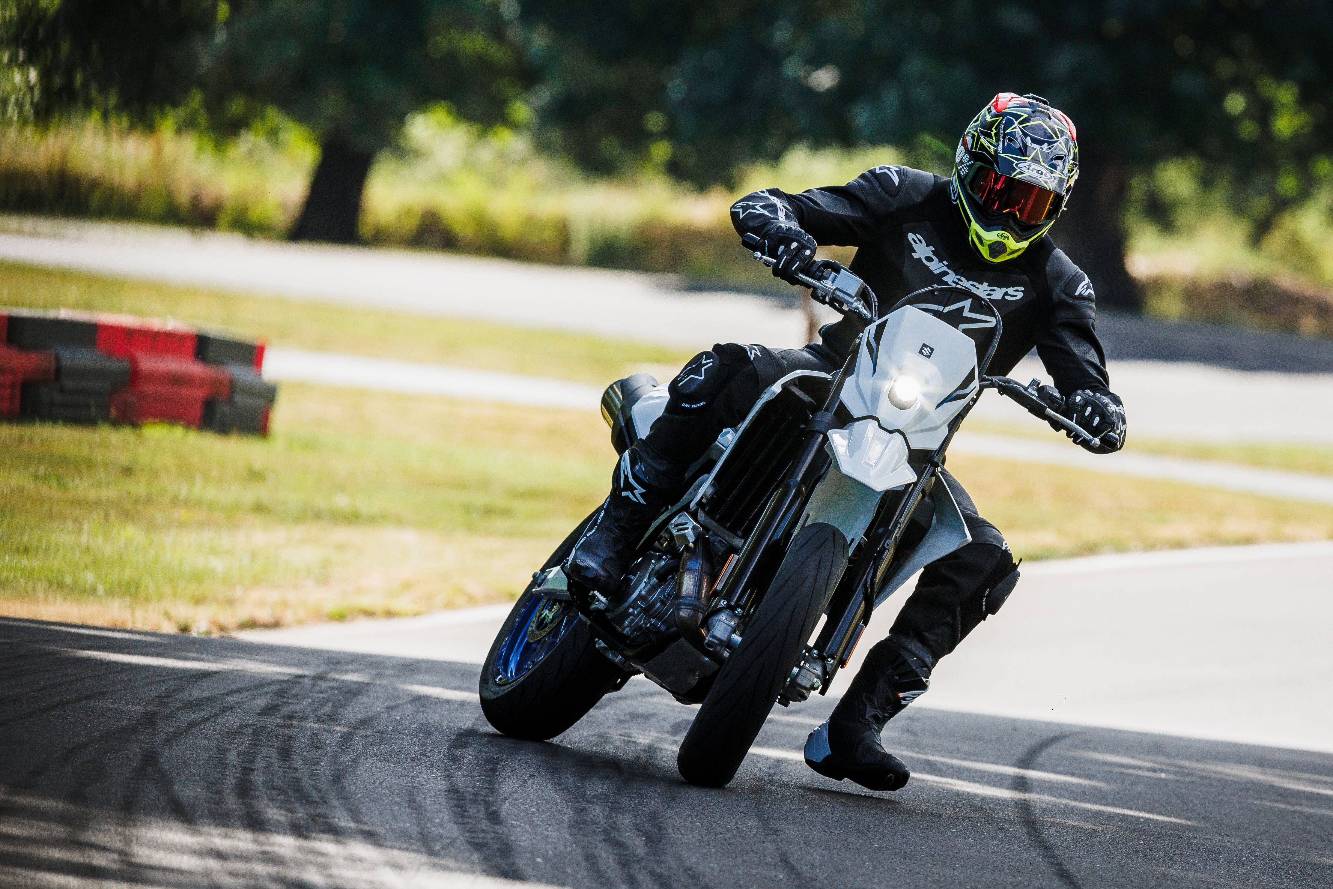 SUZUKI DRZ4SM 2026 -FREE ON ROADS! FIRST 20 UNITS ONLY*