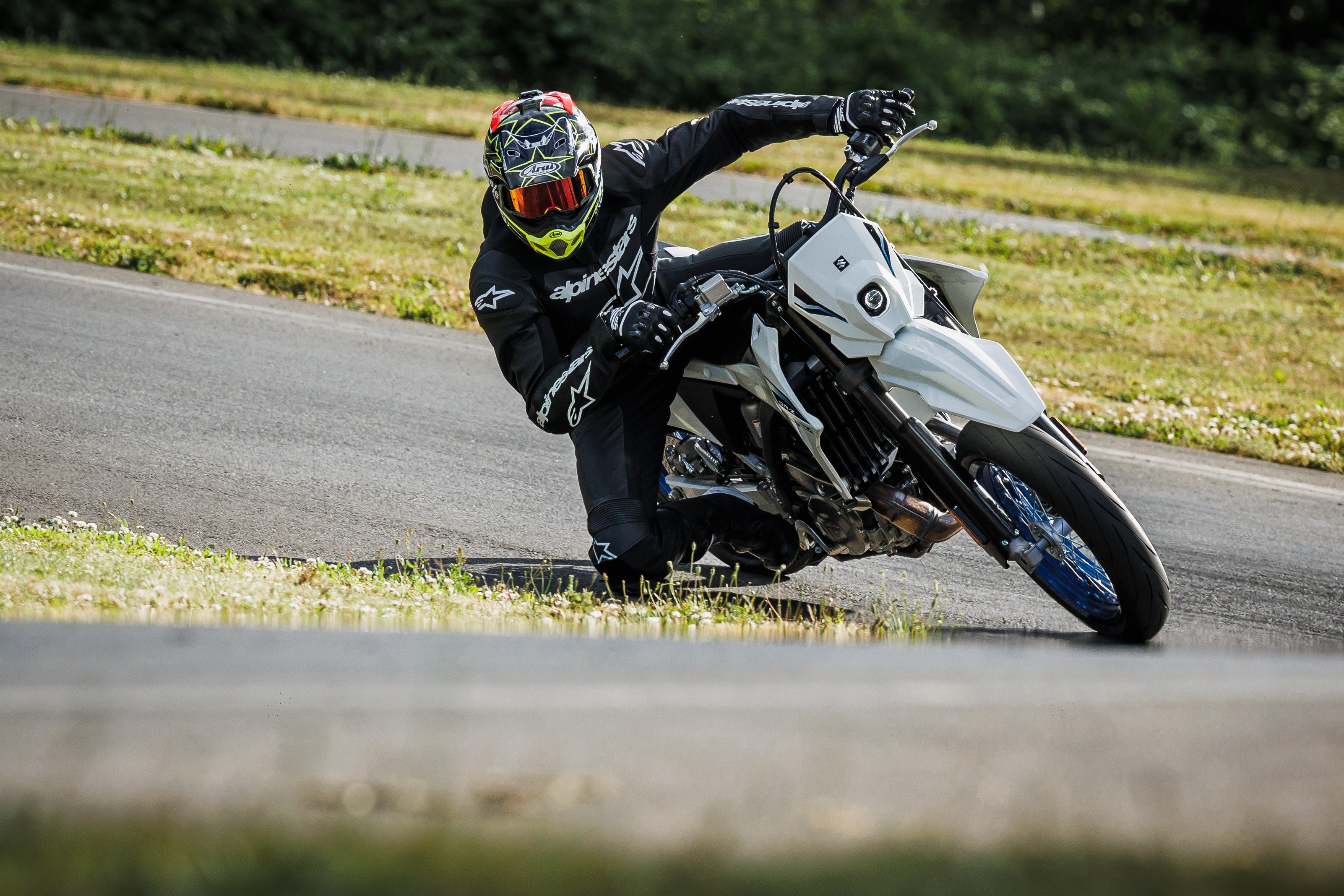 SUZUKI DRZ4SM 2026 -FREE ON ROADS! FIRST 20 UNITS ONLY*