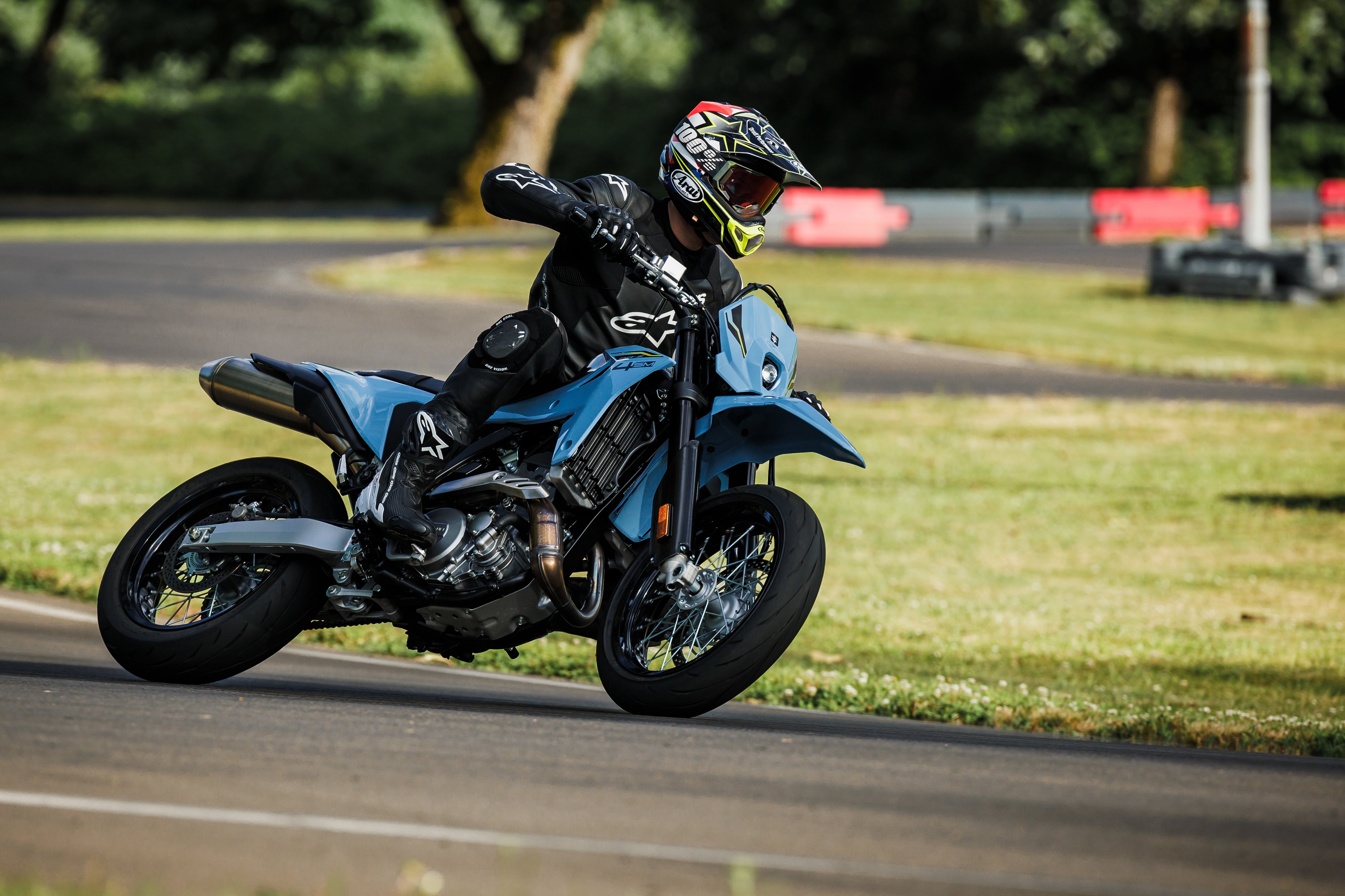 SUZUKI DRZ4SM 2026 -FREE ON ROADS! FIRST 20 UNITS ONLY*