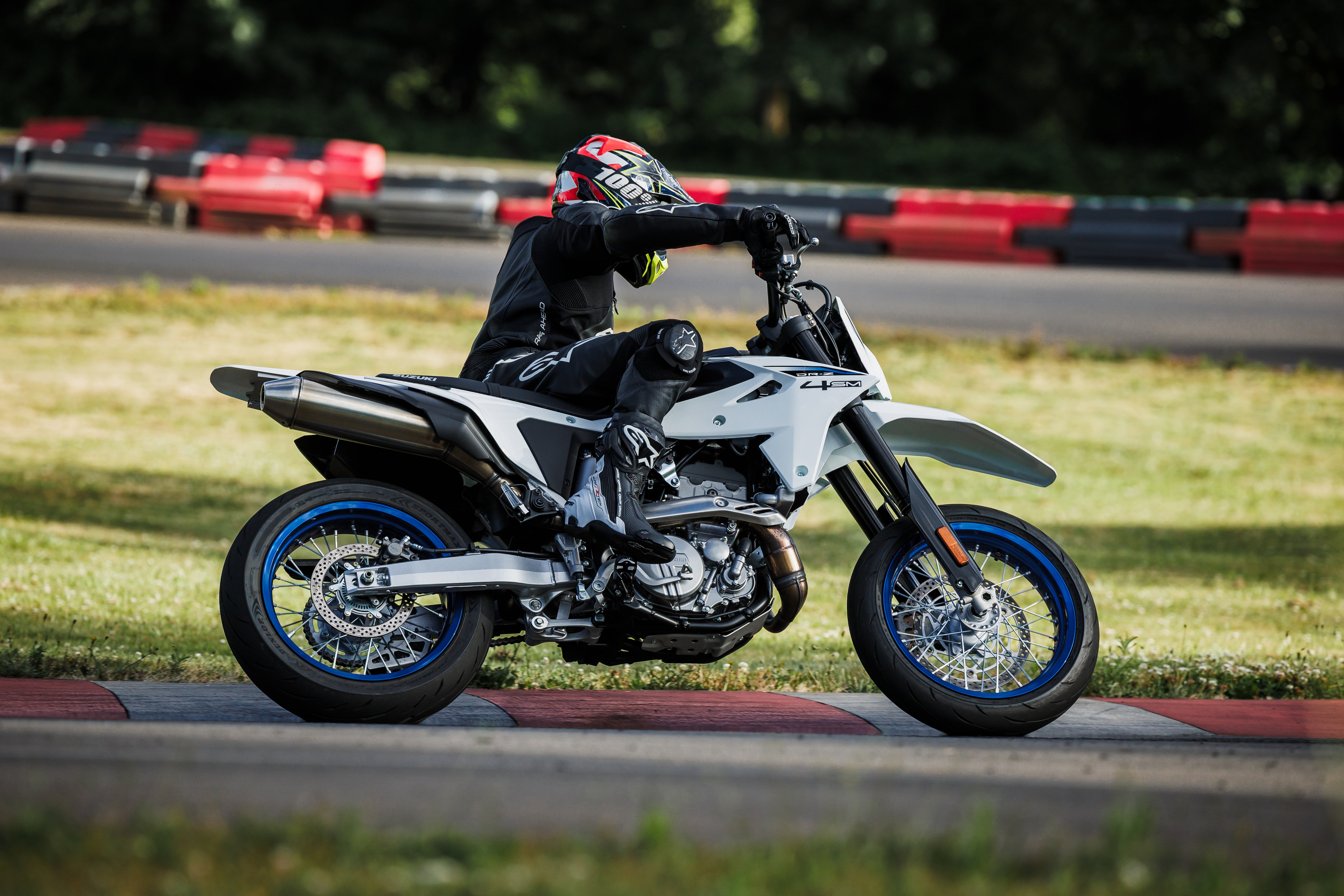 SUZUKI DRZ4SM 2026 -FREE ON ROADS! FIRST 20 UNITS ONLY*