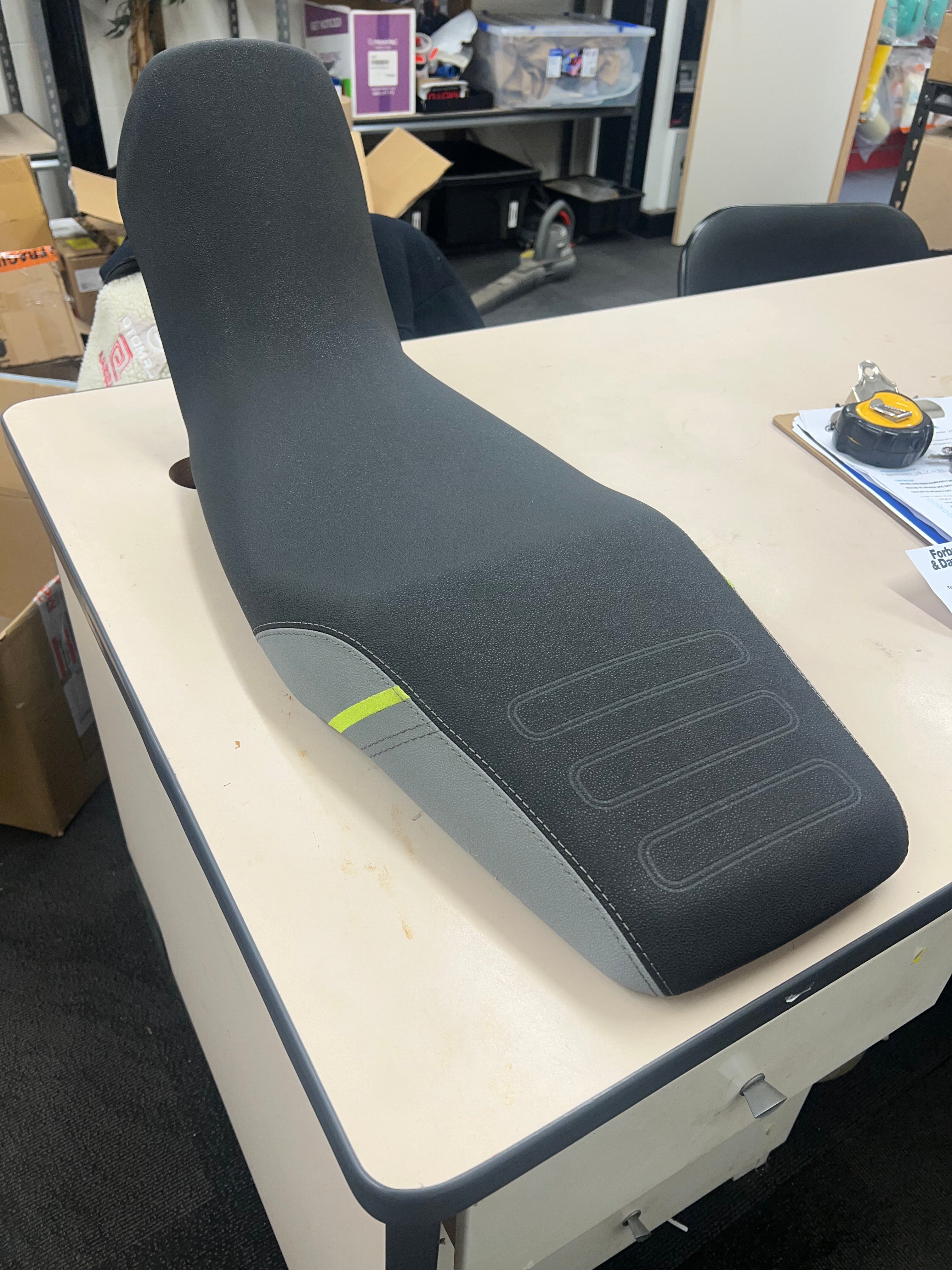 450MT STANDARD SEAT ASSY TUNDRA GREY - **USED