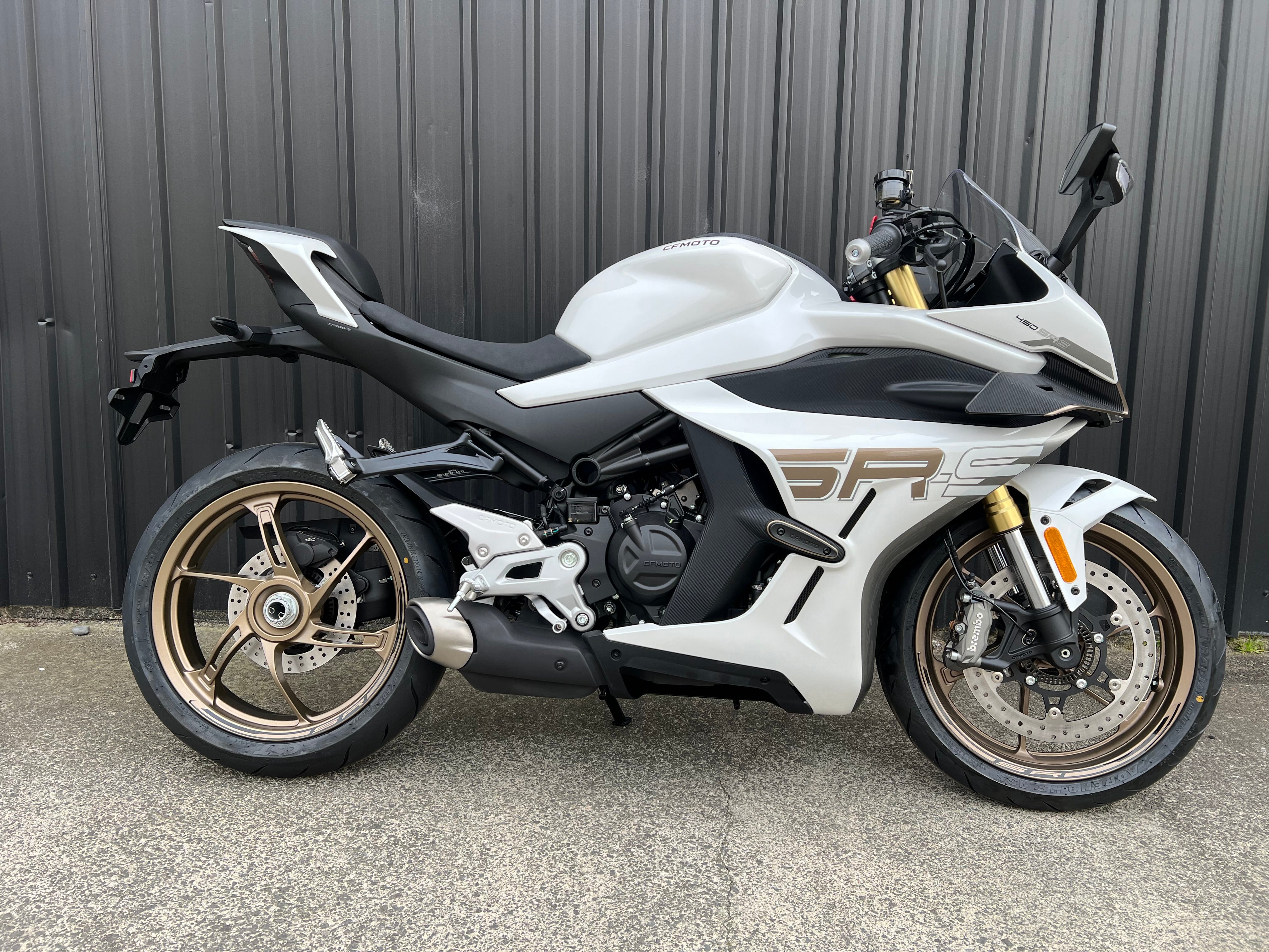 CFMOTO 450SRS 2025 - NEBULA WHITE/GOLD