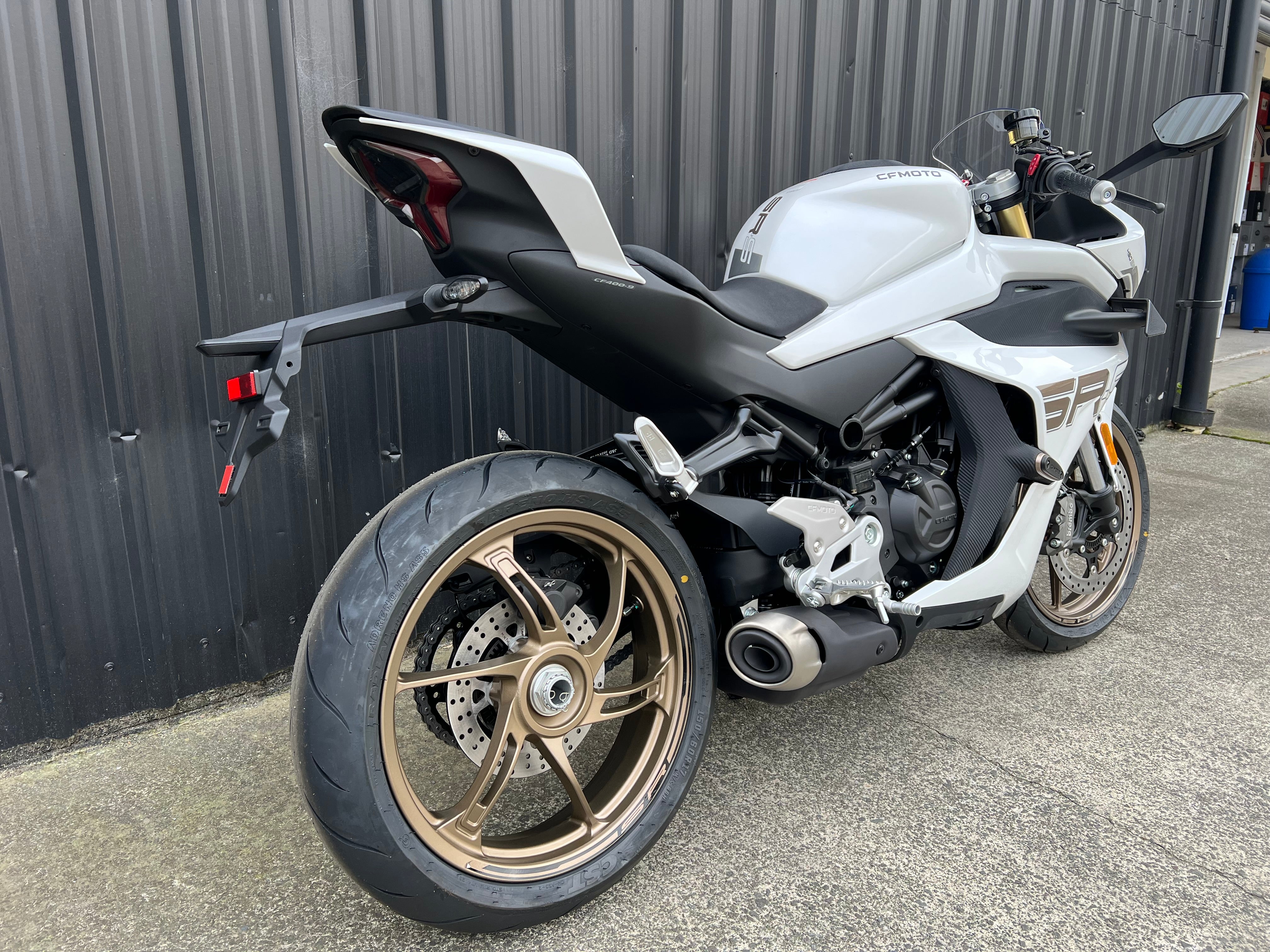 CFMOTO 450SRS 2025 - NEBULA WHITE/GOLD