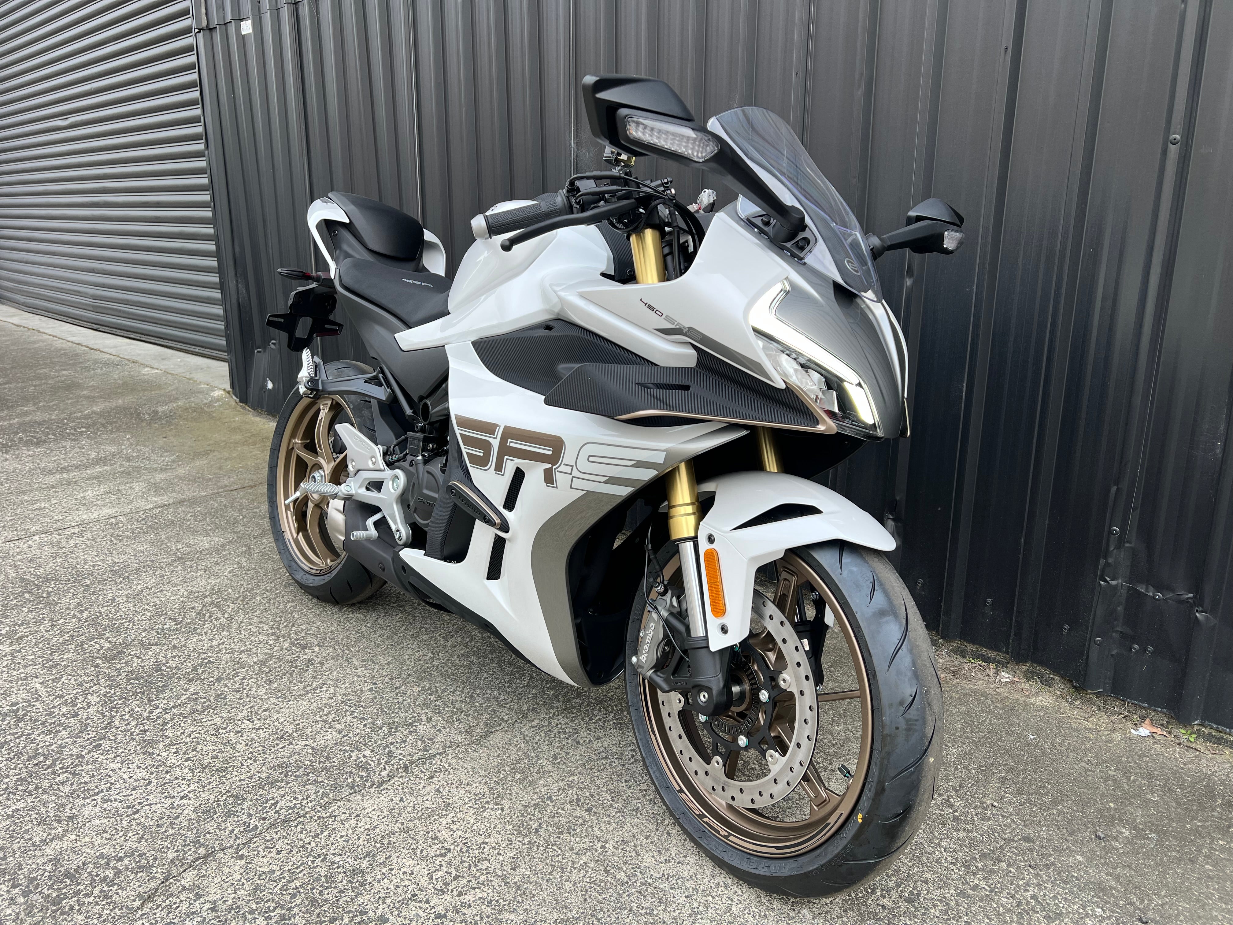 CFMOTO 450SRS 2025 - NEBULA WHITE/GOLD