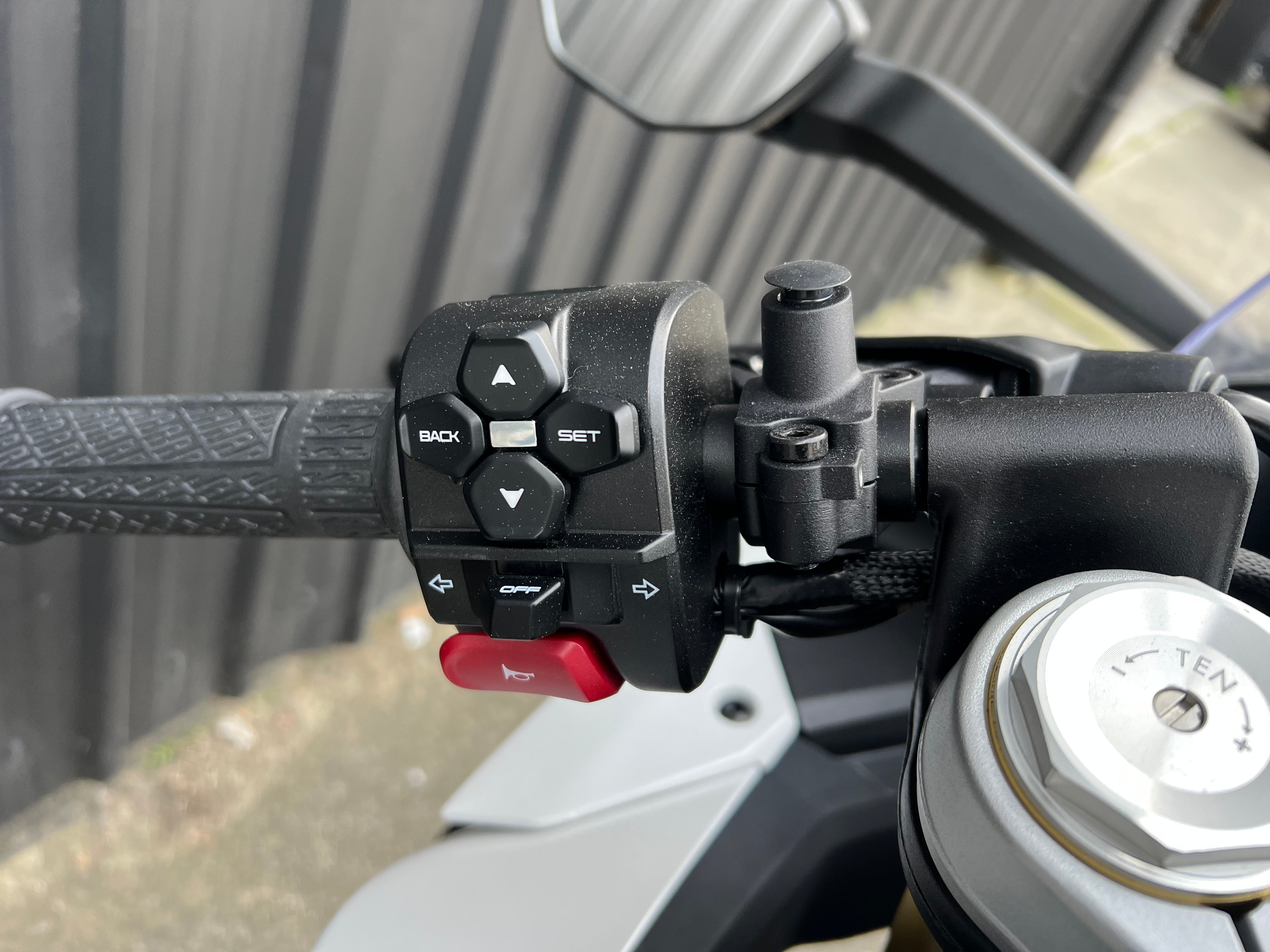 CFMOTO 450SRS 2025 - NEBULA WHITE/GOLD