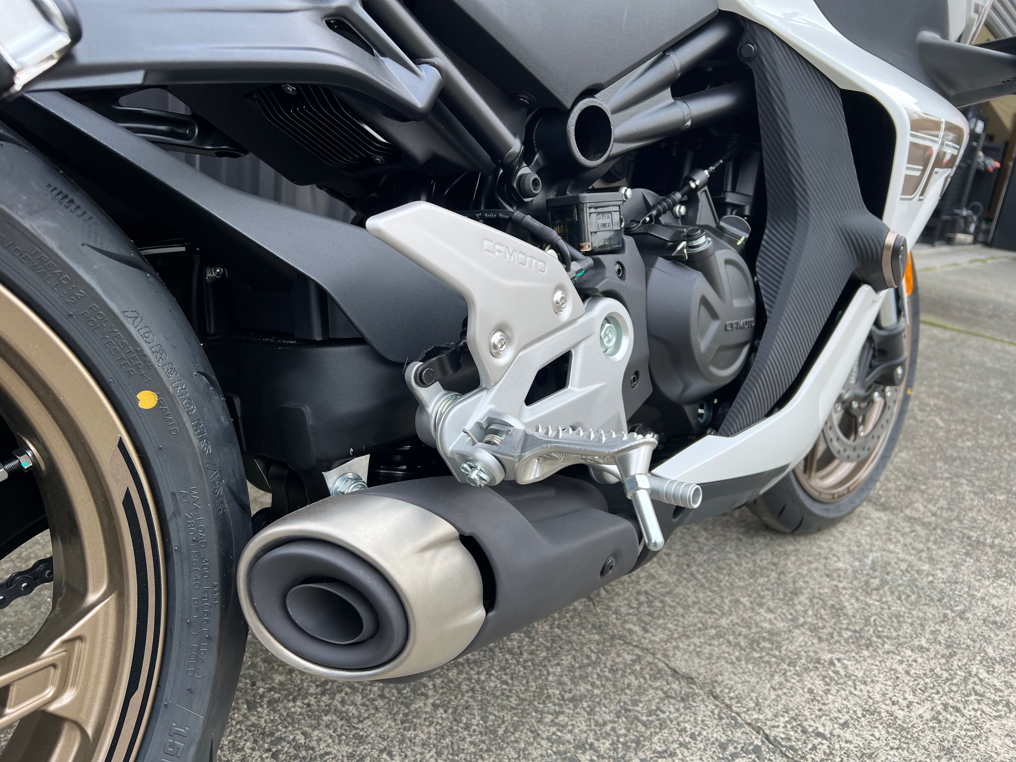 CFMOTO 450SRS 2025 - NEBULA WHITE/GOLD