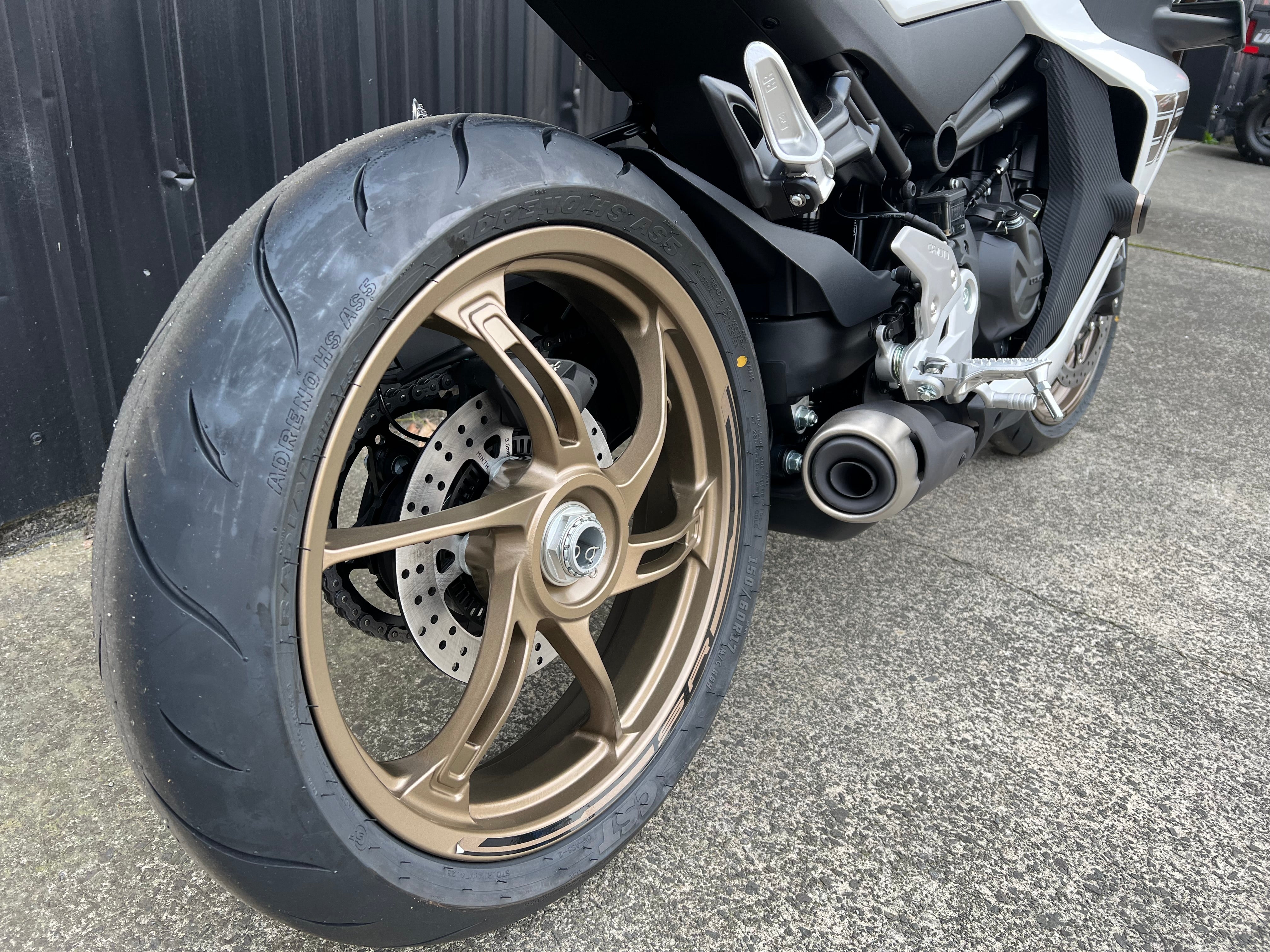 CFMOTO 450SRS 2025 - NEBULA WHITE/GOLD