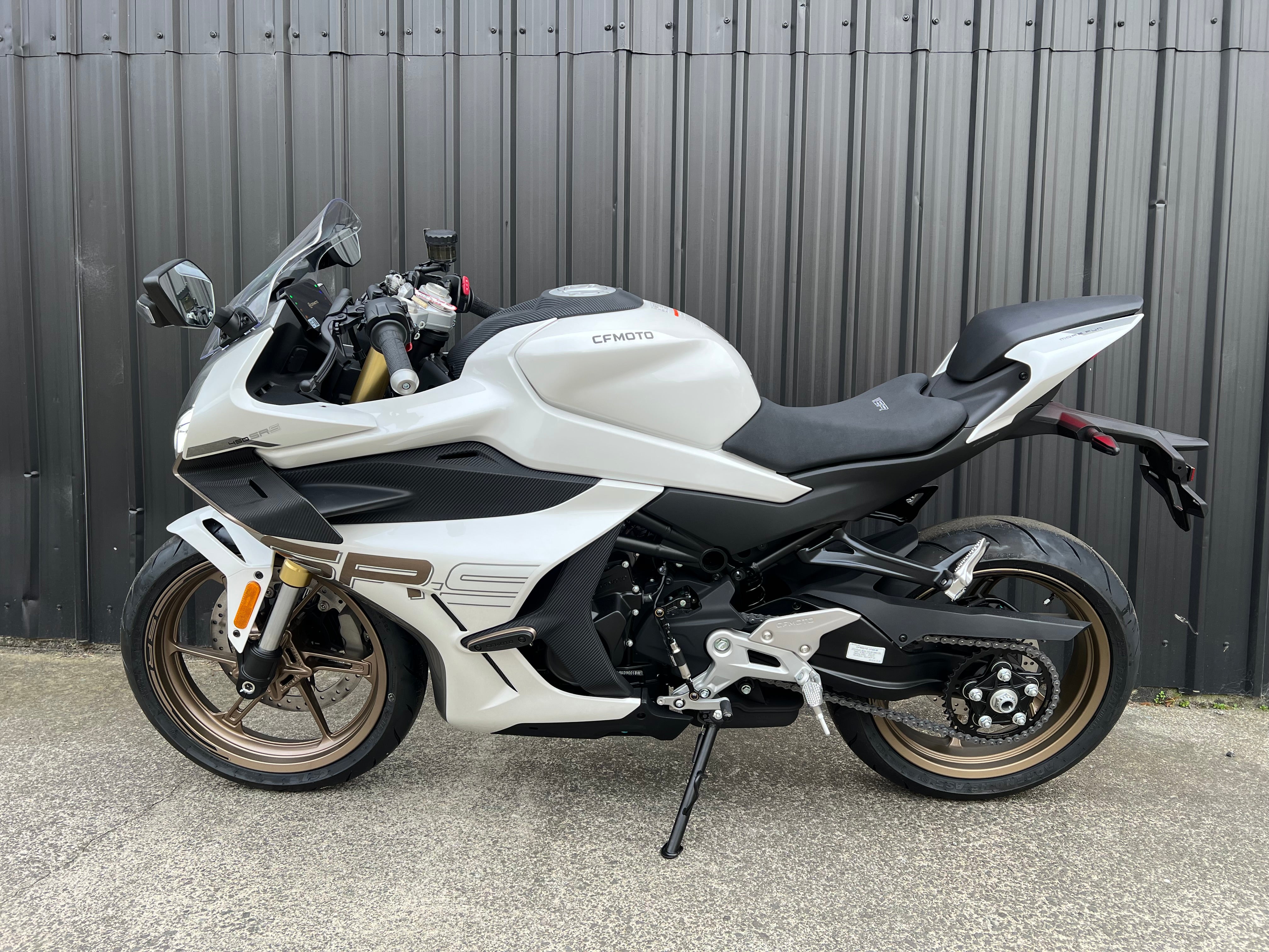 CFMOTO 450SRS 2025 - NEBULA WHITE/GOLD