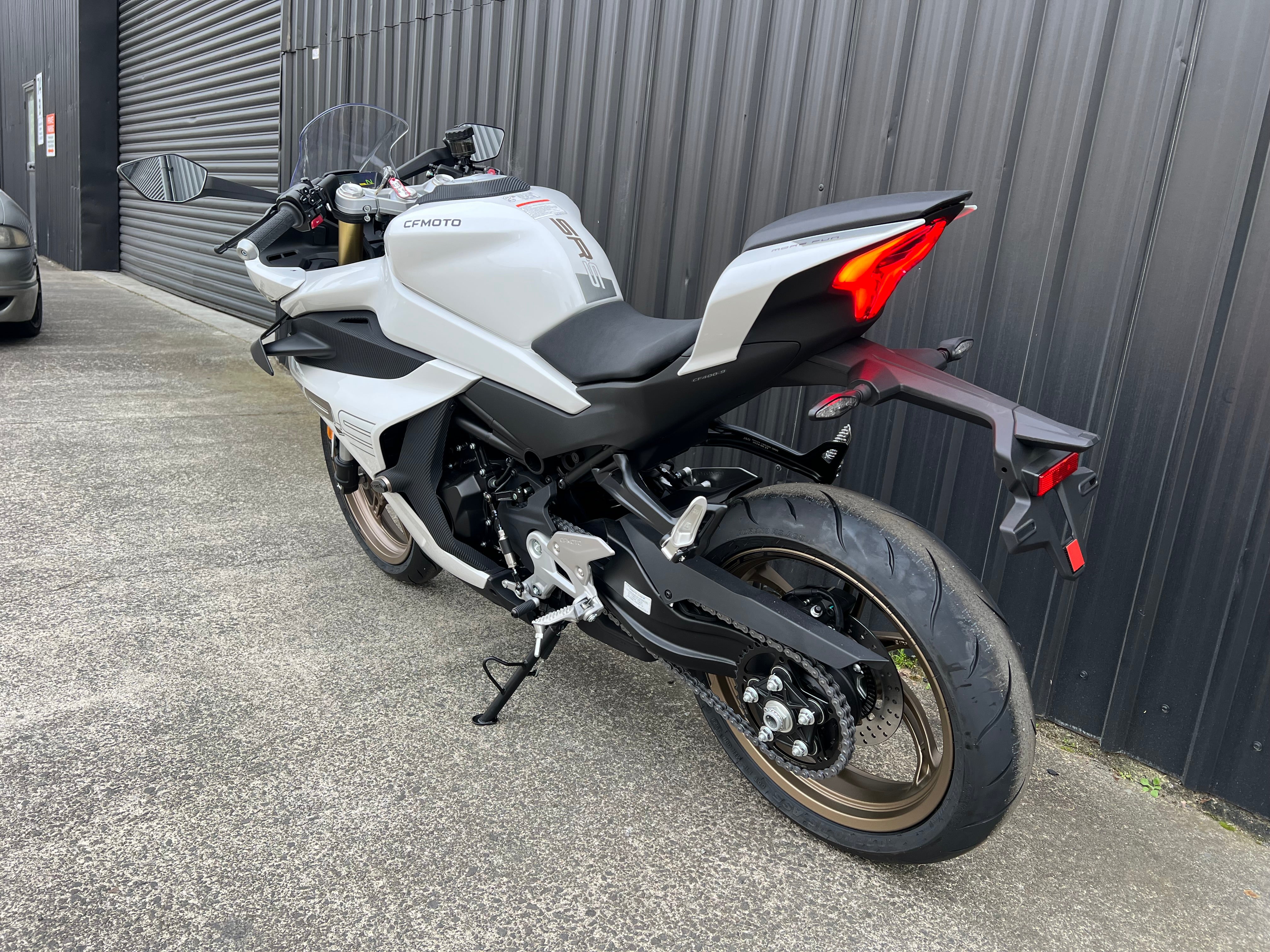 CFMOTO 450SRS 2025 - NEBULA WHITE/GOLD