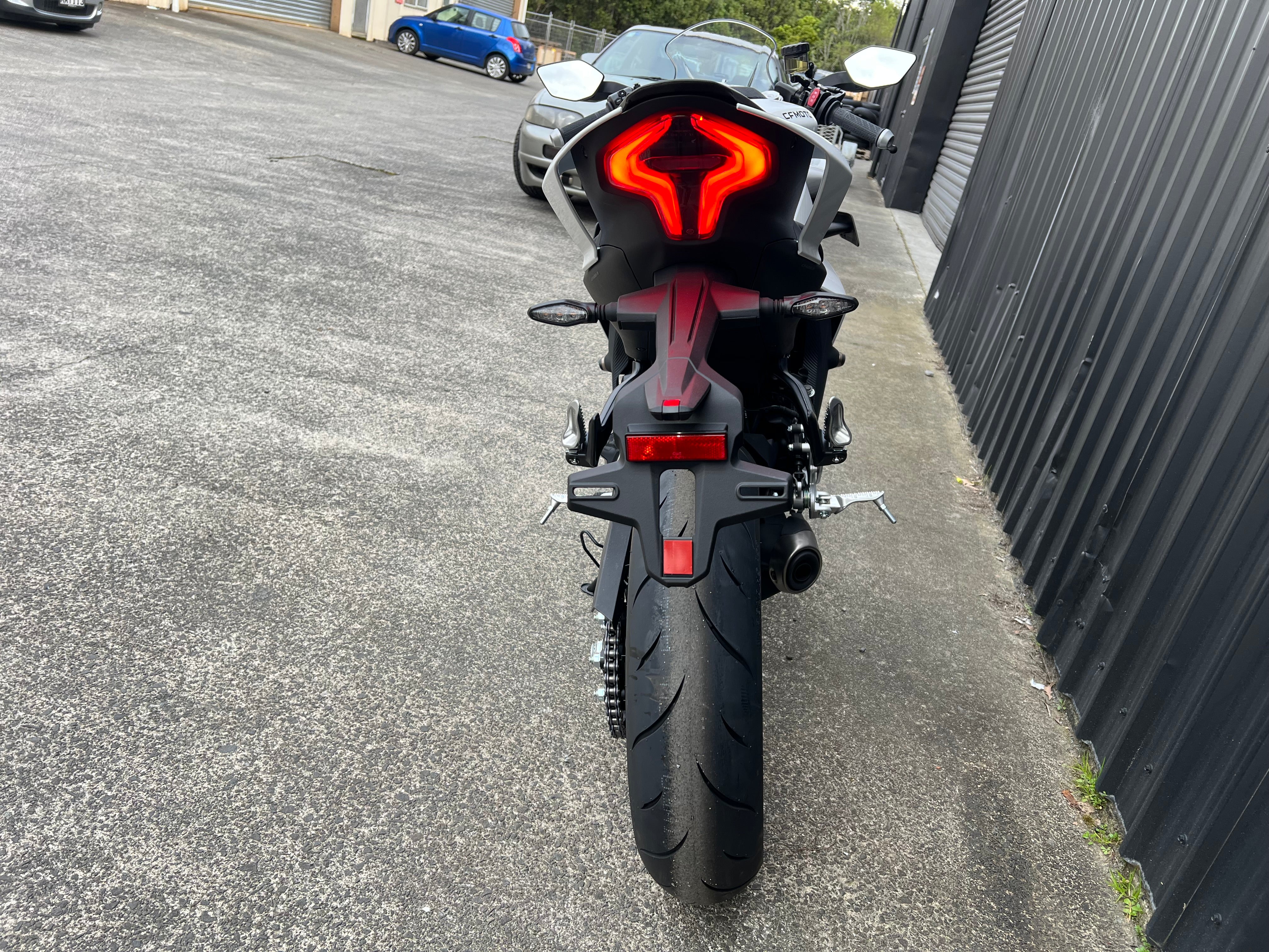 CFMOTO 450SRS 2025 - NEBULA WHITE/GOLD