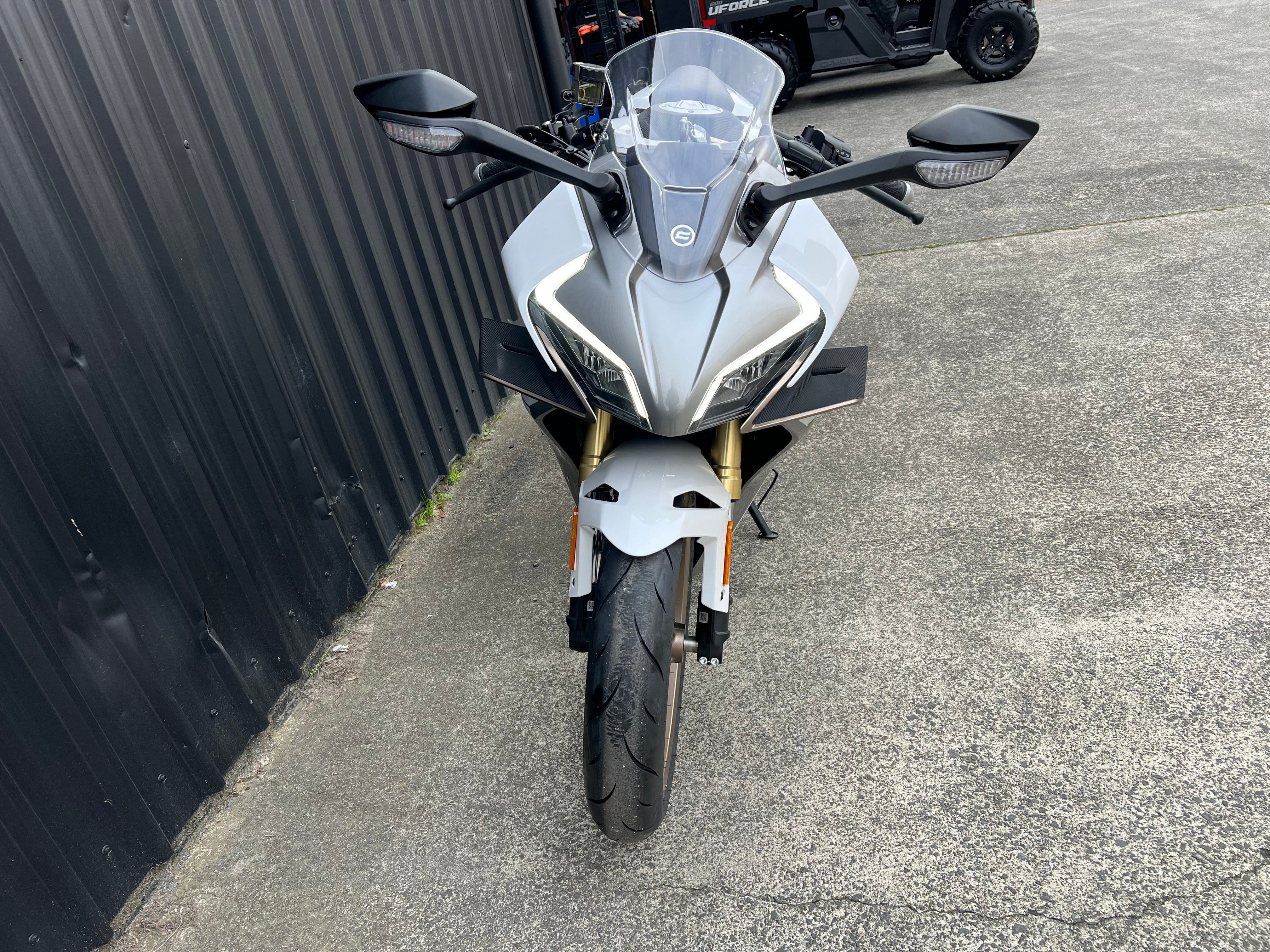 CFMOTO 450SRS 2025 - NEBULA WHITE/GOLD