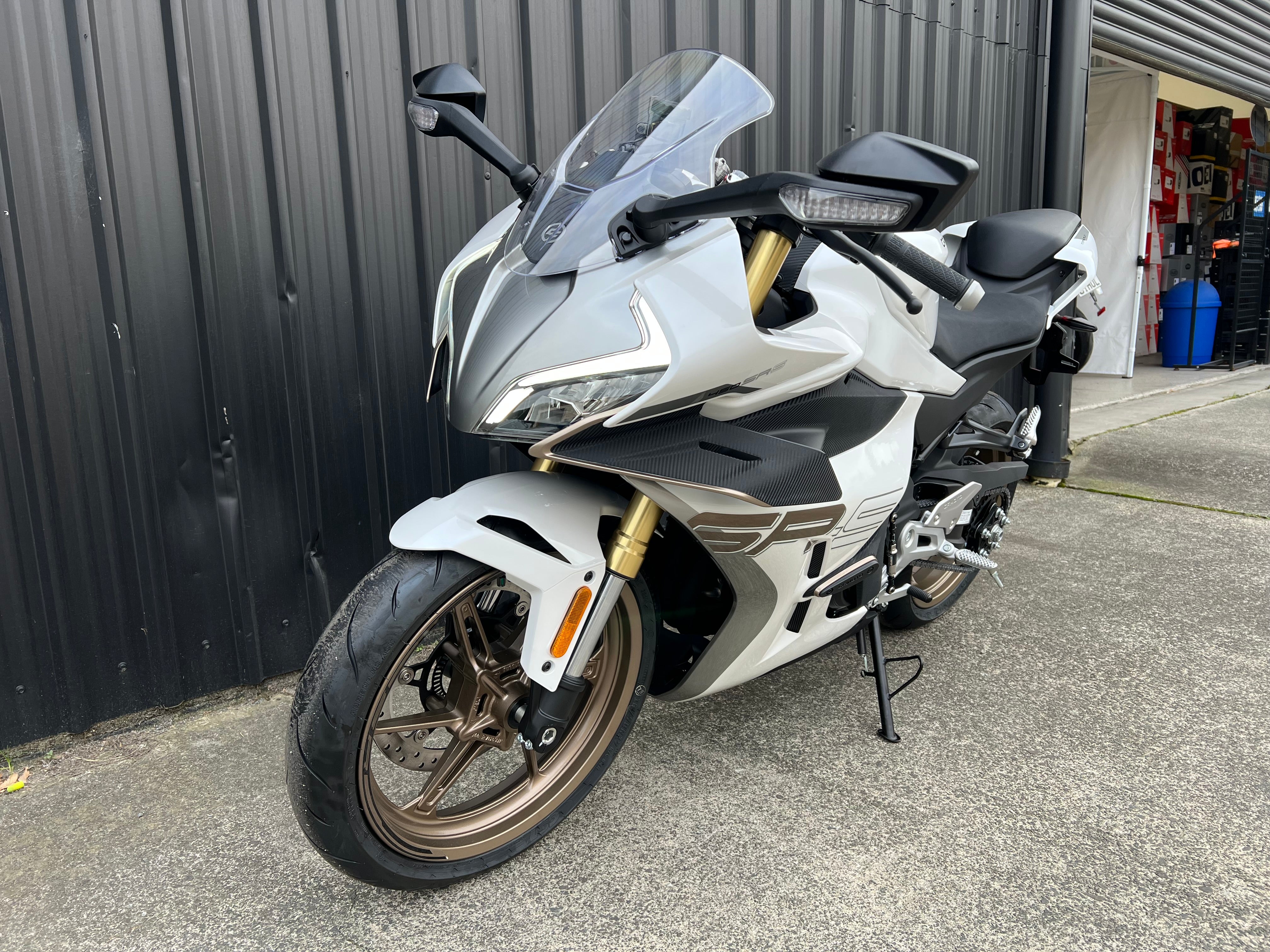 CFMOTO 450SRS 2025 - NEBULA WHITE/GOLD