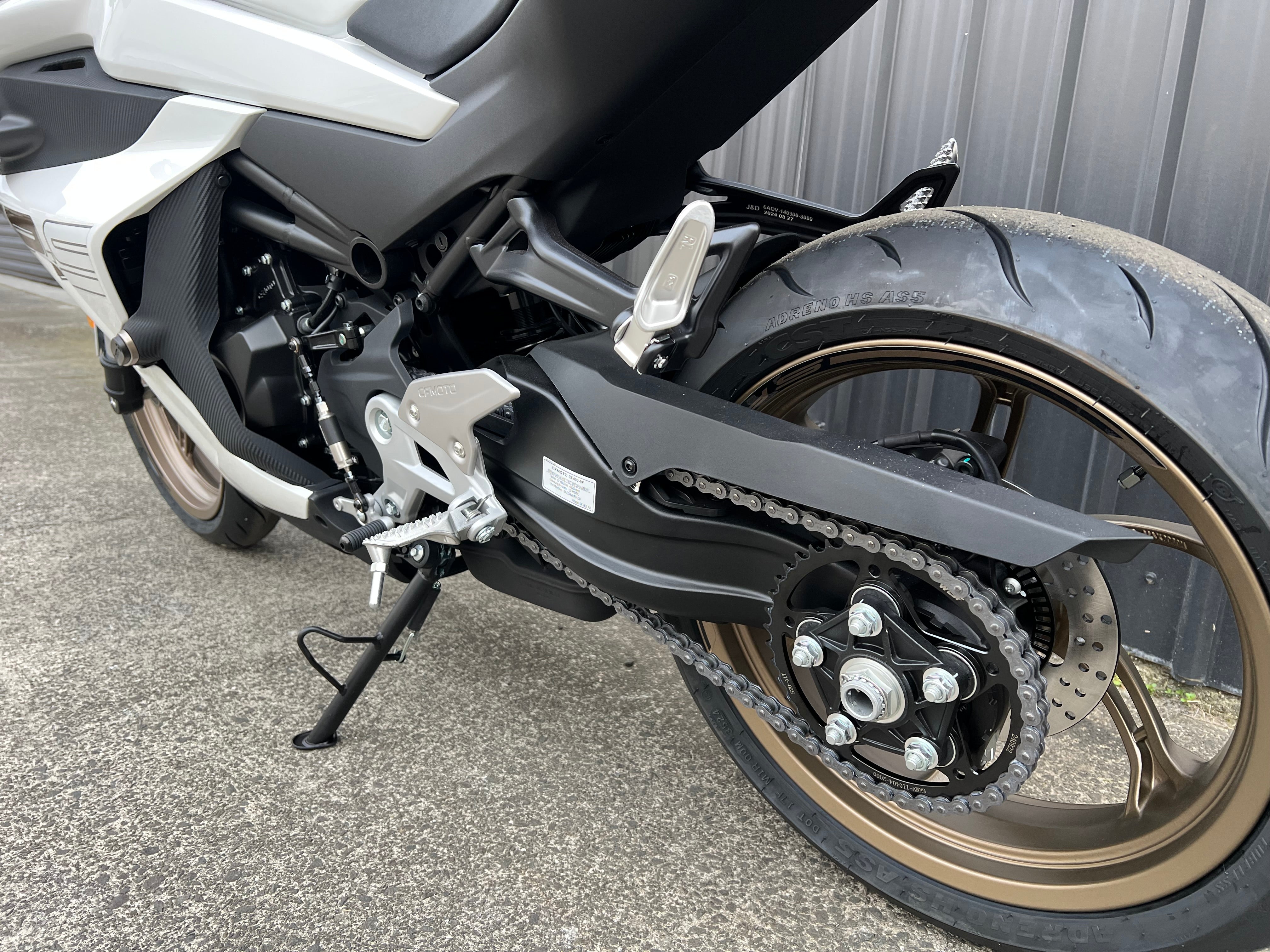 CFMOTO 450SRS 2025 - NEBULA WHITE/GOLD