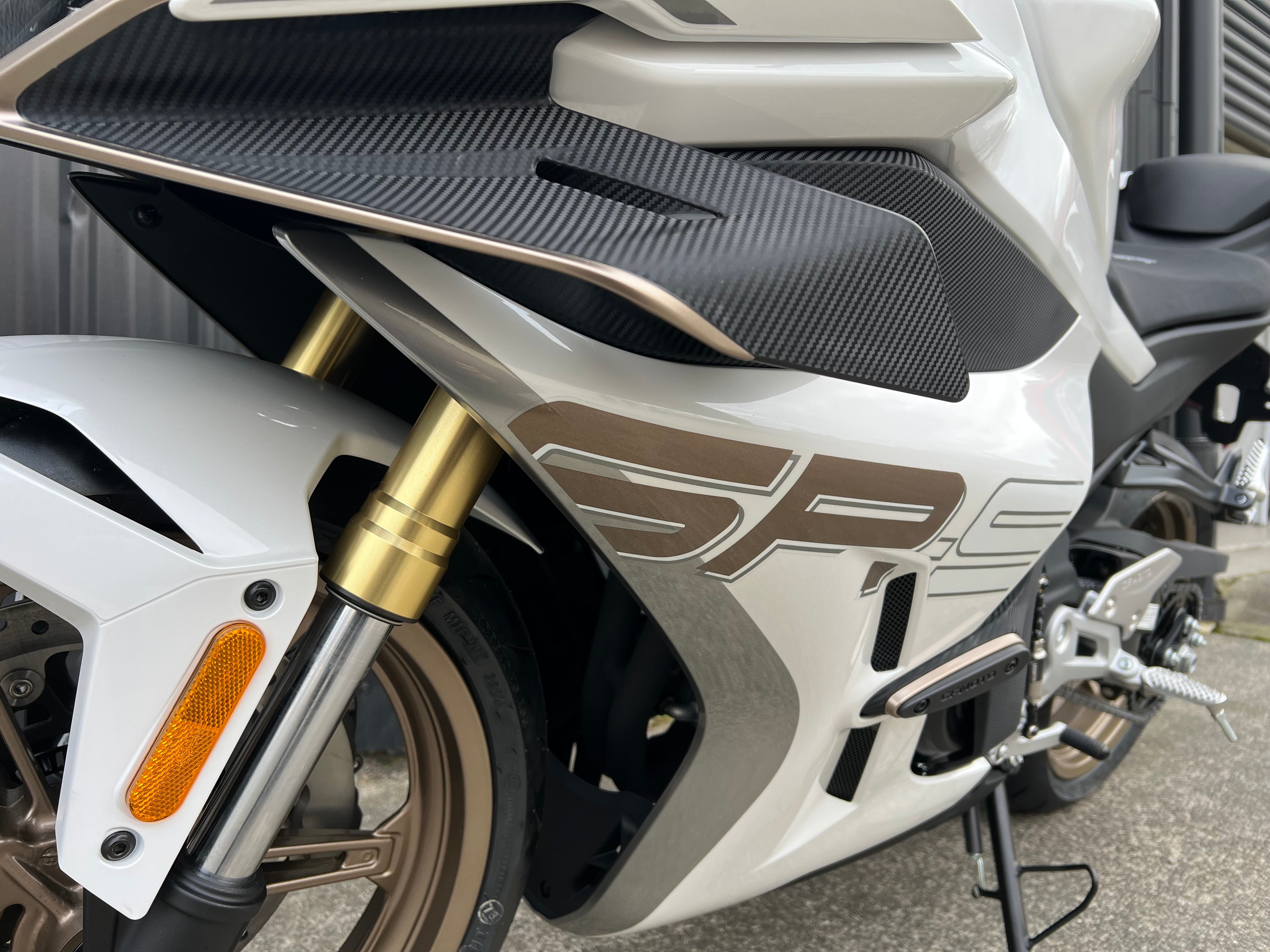 CFMOTO 450SRS 2025 - NEBULA WHITE/GOLD